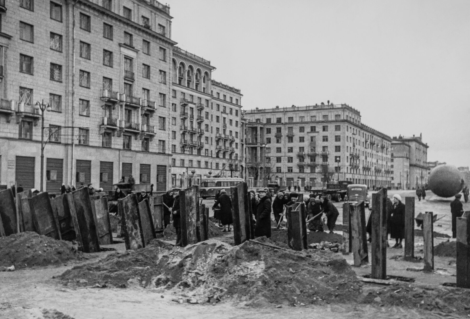 Устройство противотанковых заграждений на Большой Калужской улице в Москве, ноябрь 1941 года